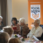 Dieuwertje Blok leest voor tijdens de Nationale Voorleeslunch